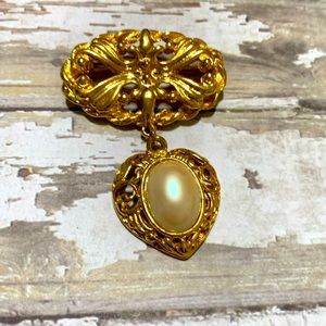 Gold pearl brooch